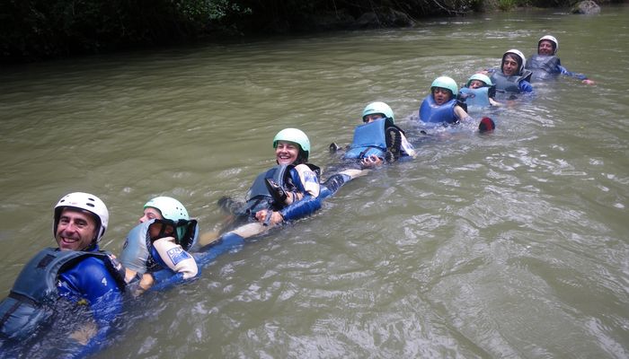 Gymkhana en Aguas Bravas para toda la familia y amigos. Risas y emoción. Sólo en el Alto Ebro, Cantabria.